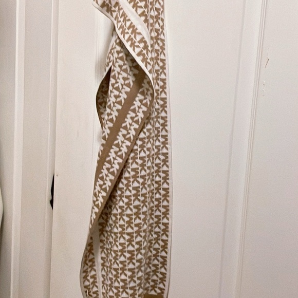Michael Kors Scarf MK Monogra
Reversible Tan Beige White Knit Logo... - Picture 2 of 11